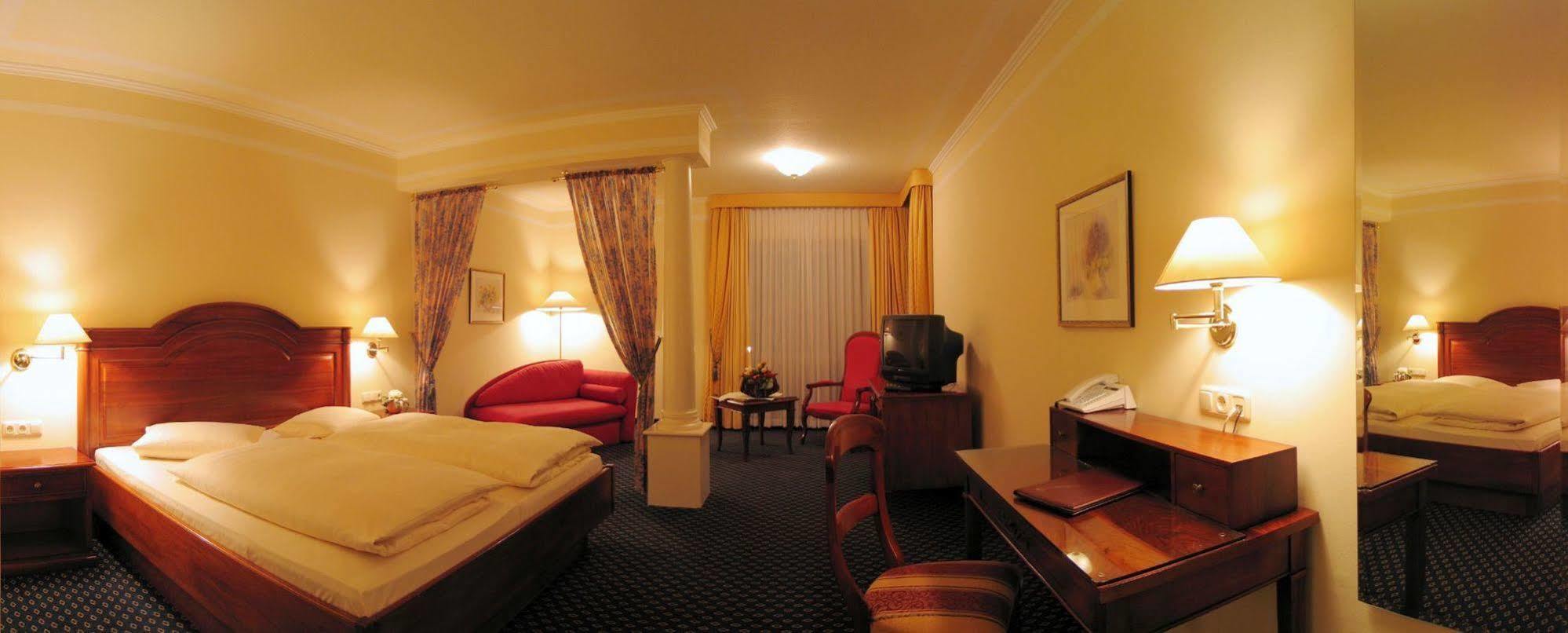 Schloss-Hotel Petry Treis-Karden Bagian luar foto